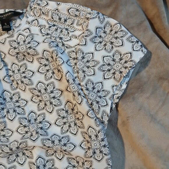 Banana Republic Factory Women's Medallion / Floral Cap Sleeve Top SZ S - Picture 2 of 8